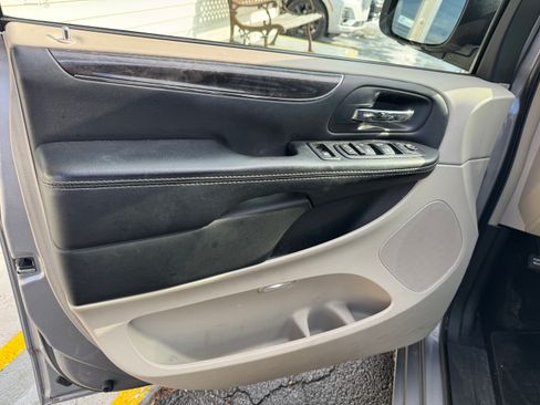 Used 2016 Chrysler Town & Country Touring image 8