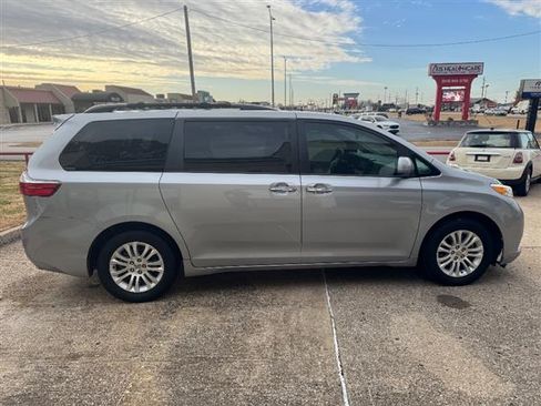 Used 2015 Toyota Sienna image 4