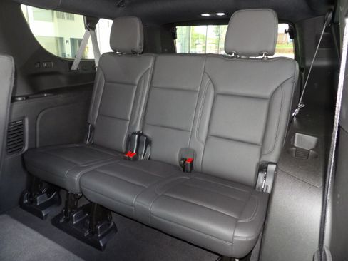 Used 2025 Chevrolet Suburban Z71 image 21