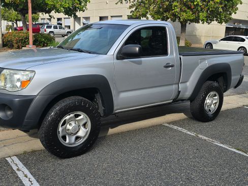 Used 2011 Toyota Tacoma Off-Road image 9