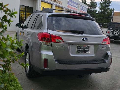 Used 2011 Subaru Outback 2.5i Limited image 12