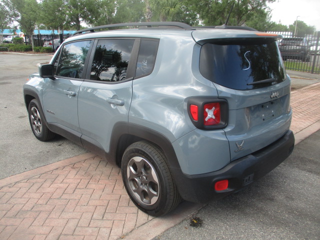 Used 2016 Jeep Renegade Latitude FWD image 8
