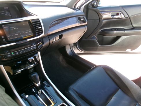 Used 2017 Honda Accord EX-L image 8