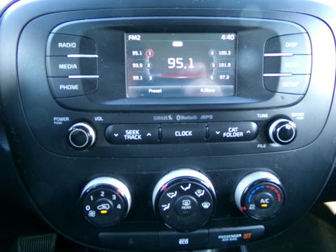 Used 2016 Kia Soul + FWD image 17