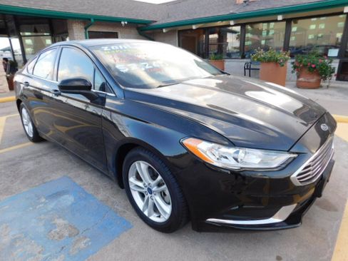Used 2018 Ford Fusion SE image 2
