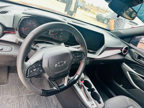 Used 2025 Chevrolet Trax RS image 8