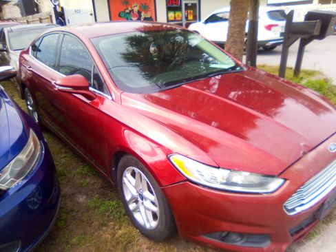 Used 2014 Ford Fusion SE image 2