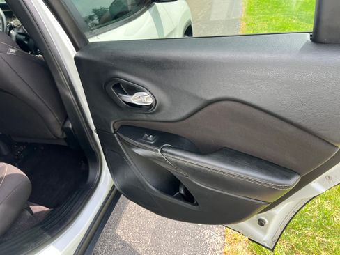 Used 2017 Jeep Cherokee Sport AWD/4WD image 16