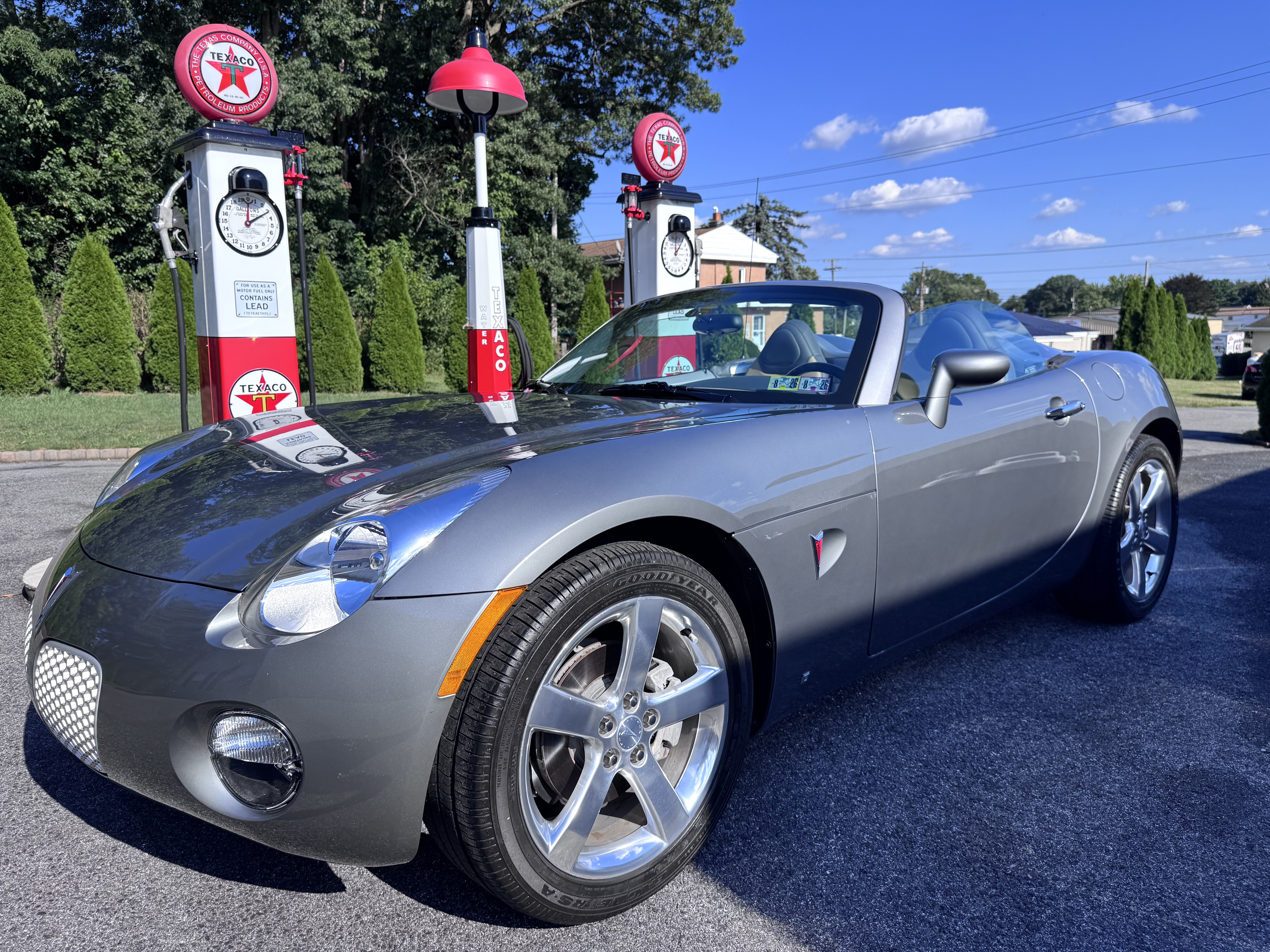 Used 2006 Pontiac Solstice RWD image 1