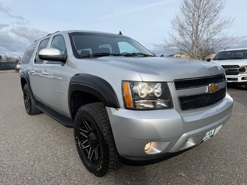 Used 2014 Chevrolet Suburban LT image 7