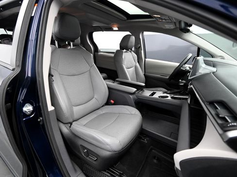 Used 2022 Toyota Sienna Limited image 54