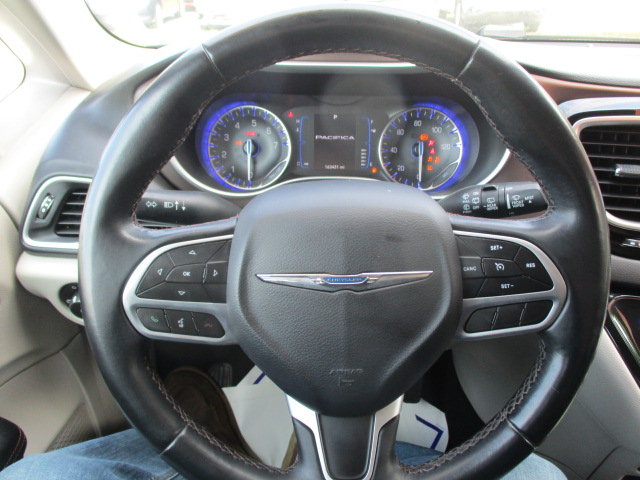 Used 2018 Chrysler Pacifica Touring-L FWD image 33