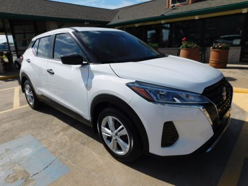Used 2024 Nissan Kicks S image 2