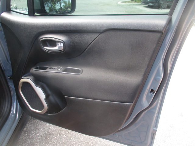 Used 2016 Jeep Renegade Latitude FWD image 17