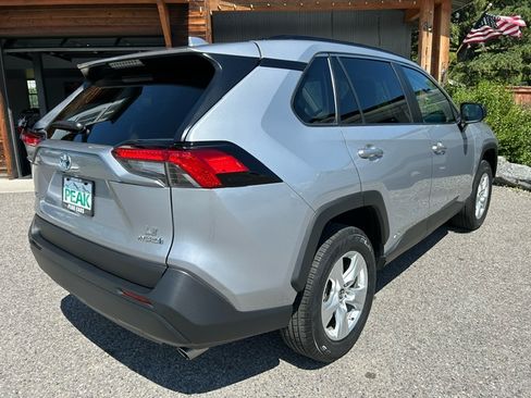 Used 2021 Toyota RAV4 LE image 7