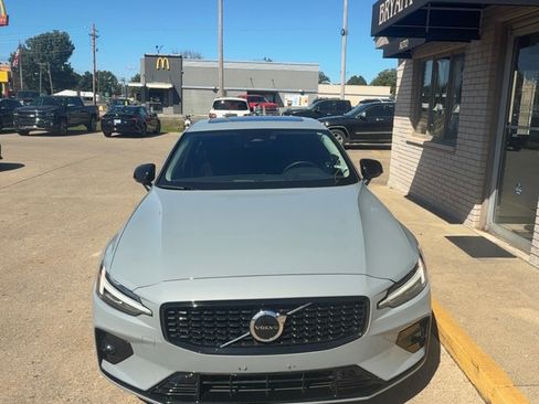 Used 2024 Volvo S60 B5 Core image 3