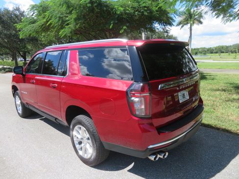 Used 2023 Chevrolet Suburban Premier image 14