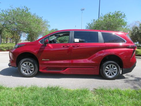 Used 2026 Toyota Sienna LE image 10