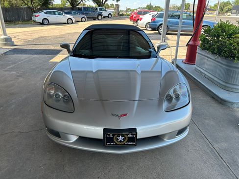 Used 2006 Chevrolet Corvette Convertible w/ 2LT RWD image 1