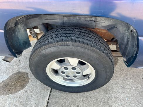 Used 2001 Chevrolet Suburban 2WD image 19