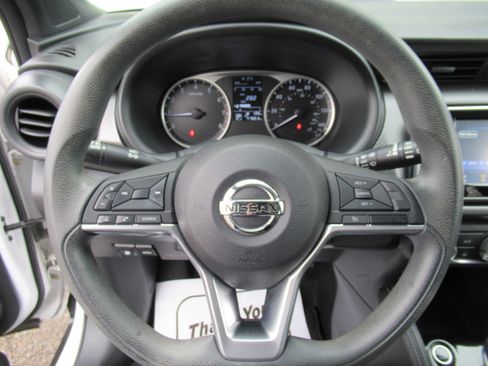Used 2018 Nissan Kicks S image 11