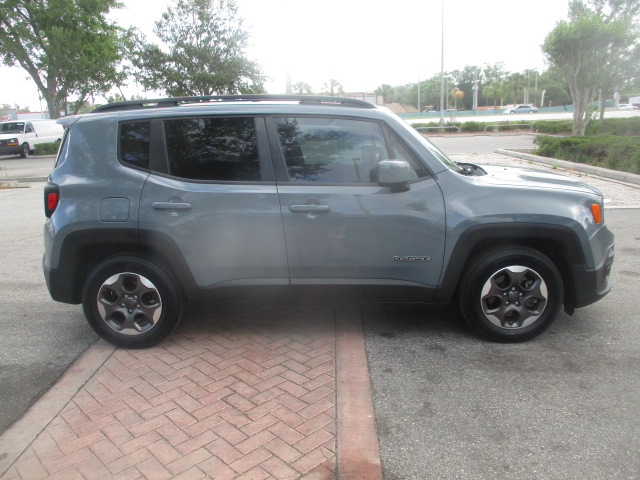 Used 2016 Jeep Renegade Latitude FWD image 5