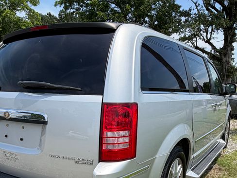 Used 2009 Chrysler Town & Country Limited FWD image 8