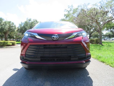 Used 2026 Toyota Sienna LE FWD image 7