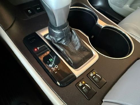 Used 2017 Toyota Highlander AWD V6 image 14