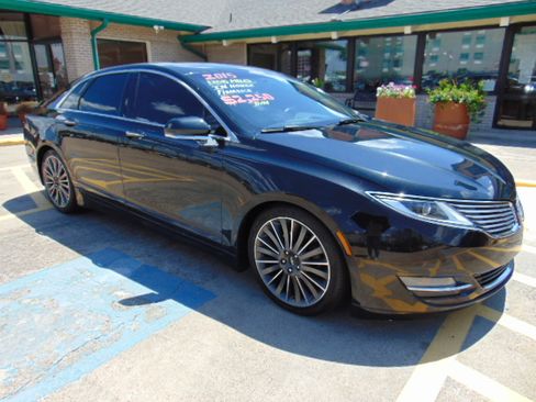 Used 2015 Lincoln MKZ image 2