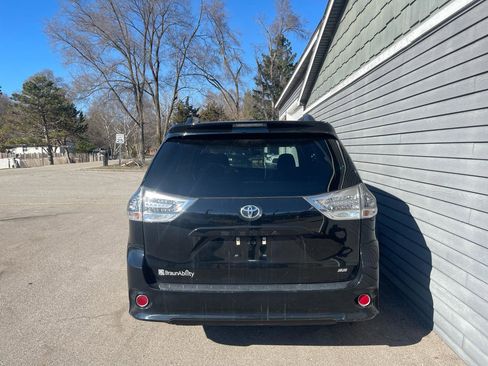 Used 2015 Toyota Sienna SE image 21