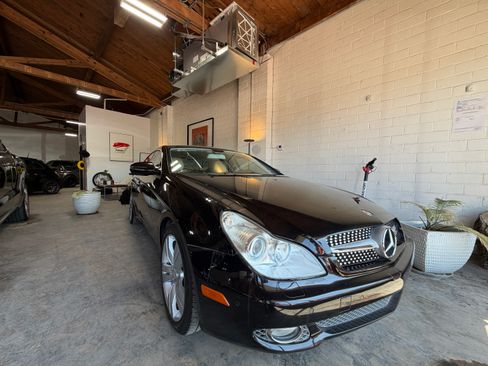 Used 2009 Mercedes-Benz CLS 550 w/ Premium Package image 7