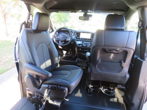 Used 2025 Chrysler Pacifica Select image 24