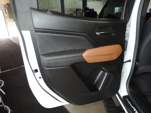 Used 2024 GMC Canyon AT4 image 30