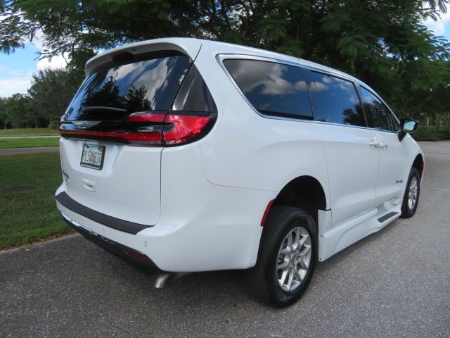 Used 2024 Chrysler Pacifica Touring-L FWD image 17