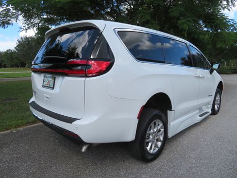 Used 2024 Chrysler Pacifica Touring-L FWD image 17