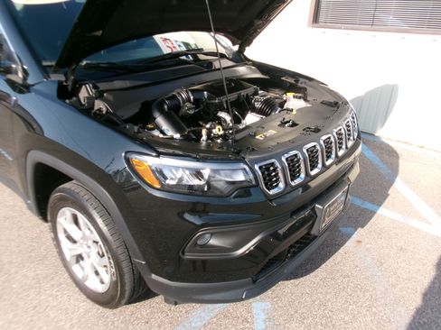 Used 2024 Jeep Compass Latitude image 11