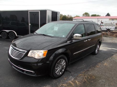 Used 2014 Chrysler Town & Country Touring-L image 1
