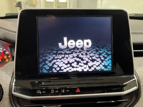 Used 2025 Jeep Compass Latitude image 10