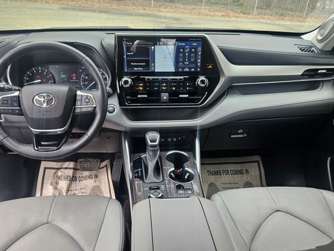 Used 2021 Toyota Highlander Limited image 14