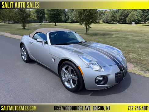 Used 2008 Pontiac Solstice GXP image 1