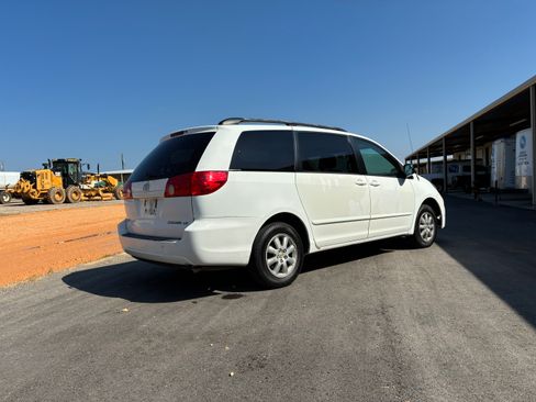 Used 2007 Toyota Sienna LE Minivan 4D FWD image 5