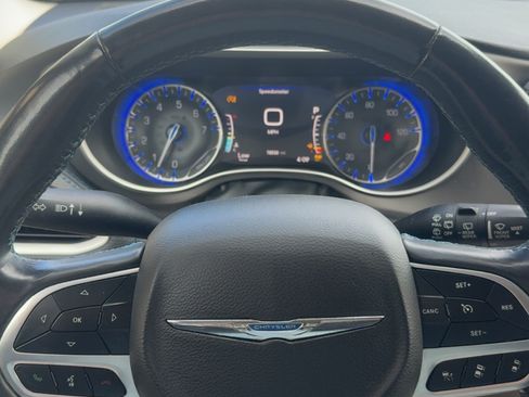 Used 2021 Chrysler Pacifica Touring-L image 6