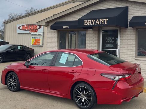Used 2021 Toyota Camry SE image 3