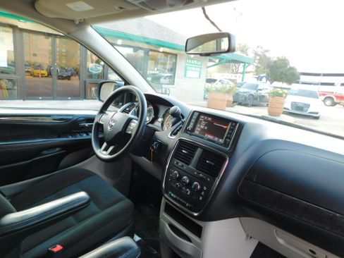 Used 2018 Dodge Grand Caravan SE image 23