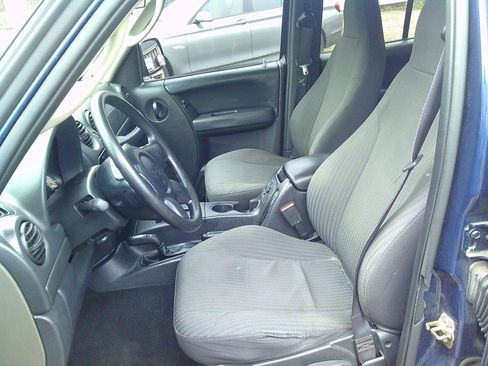 Used 2004 Jeep Liberty Sport image 5