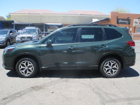 Used 2022 Subaru Forester Premium AWD/4WD image 2
