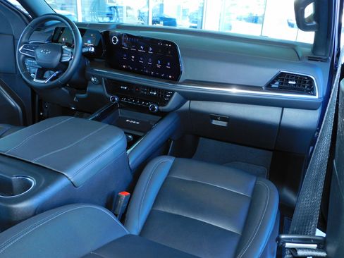 Used 2025 Chevrolet Suburban Z71 image 28