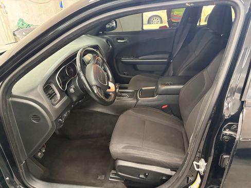 Used 2016 Dodge Charger SXT RWD image 11