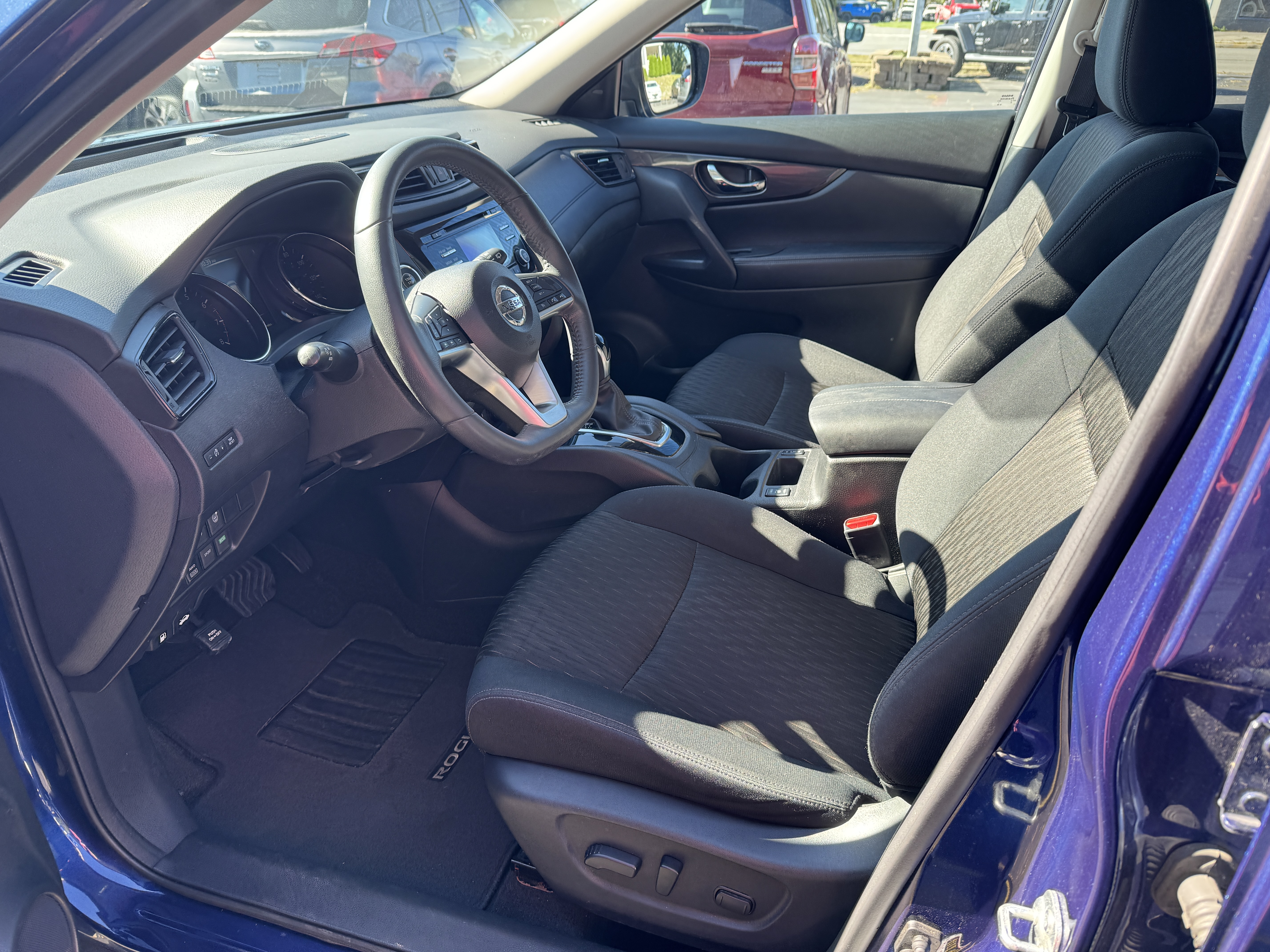 Used 2017 Nissan Rogue AWD SV image 7